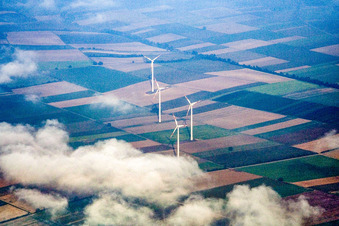 Vue aérienne de Des éoliennes dans les nuages à Minfeld dans le département Rhénanie-Palatinat, Allemagne