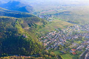 Vue aérienne de Vue de la ville en contrebas des ruines du château de Landeck à Klingenmünster dans le département Rhénanie-Palatinat, Allemagne
