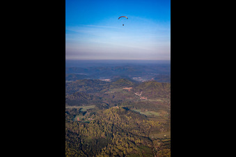 Vue aérienne de Parapente au-dessus de Lindelbrunn à Vorderweidenthal dans le département Rhénanie-Palatinat, Allemagne