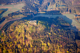 Vue aérienne de Ruines et vestiges des murs de l'ancien complexe du château et de la forteresse Burgruine Lindelbrunn sur une colline d'été indien à Vorderweidenthal dans le département Rhénanie-Palatinat, Allemagne