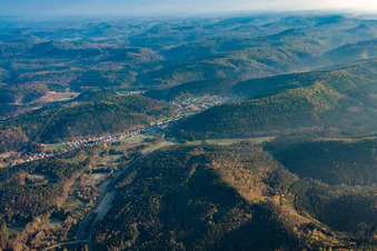 Hinterweidenthal dans le département Rhénanie-Palatinat, Allemagne du point de vue du drone