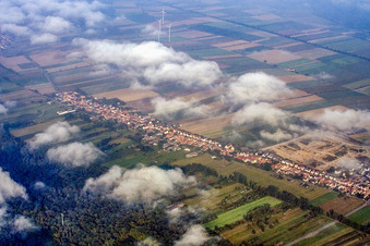 Vue aérienne de Saarstrasse sous des nuages bas à Kandel dans le département Rhénanie-Palatinat, Allemagne