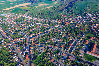 Vue aérienne de Vue de la ville depuis l'est à Vinningen dans le département Rhénanie-Palatinat, Allemagne