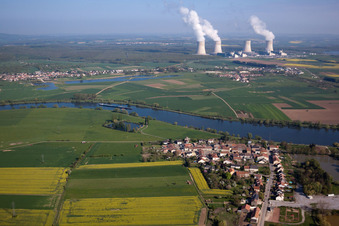 Photographie aérienne de Site de la centrale nucléaire (également appelée NPP, centrale nucléaire ou centrale atomique) sur la Moselle à Cattenom dans le département Moselle, France
