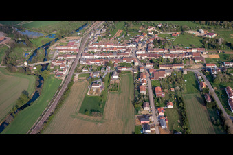 Vue aérienne de Champs agricoles et terres agricoles à Charency-Vezin dans le département Meurthe et Moselle, France