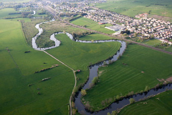 Vue aérienne de Boucles de la rivière Chiers à Blagny dans le département Ardennes, France