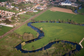 Vue aérienne de Boucles de la rivière Chiers à Blagny dans le département Ardennes, France
