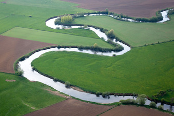 Vue aérienne de Boucle courbe des berges le long de la rivière La Chiers à Carignan dans le département Ardennes, France