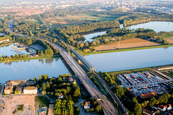 Vue oblique de Rivière - Structures de pont de la route fédérale 10 et du chemin de fer régional sur le Rhin entre Karlsruhe Maxau et Wörth am Rhein à le quartier Maximiliansau in Wörth am Rhein dans le département Rhénanie-Palatinat, Allemagne