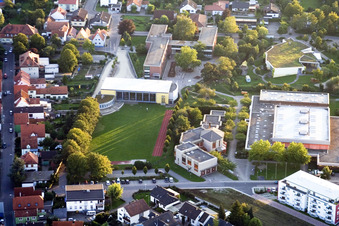 Vue aérienne de Centre scolaire à le quartier Maximiliansau in Wörth am Rhein dans le département Rhénanie-Palatinat, Allemagne