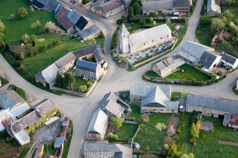 Vue aérienne de Église Saint-Rémy au centre du village à Antheny dans le département Ardennes, France