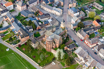 Vue aérienne de Église Saints Cyr et Juliette à Origny-en-Thierache à Origny-en-Thiérache dans le département Aisne, France