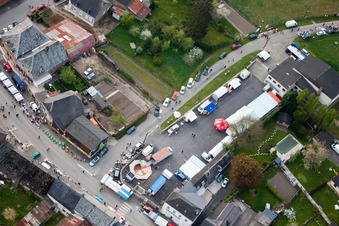 Vue aérienne de Marché du dimanche à Marly-Gomont dans le département Aisne, France