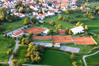 Vue aérienne de Court de tennis à le quartier Maximiliansau in Wörth am Rhein dans le département Rhénanie-Palatinat, Allemagne