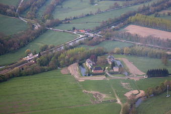 Vue aérienne de Château entouré de douves sur le canal de la Sambre à l'Oise à Vadencourt dans le département Aisne, France