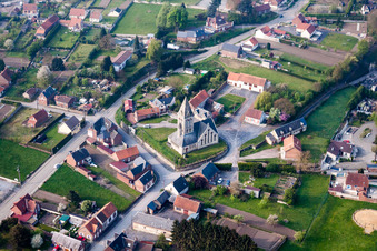 Vue aérienne de Église de Vendhuile à Vendhuile dans le département Aisne, France