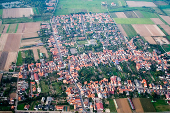 Vue aérienne de Ottersheim près de Landau à Ottersheim bei Landau dans le département Rhénanie-Palatinat, Allemagne