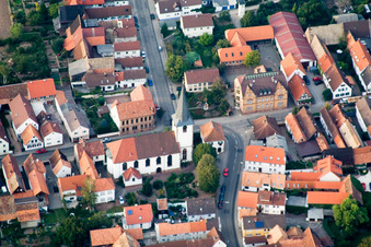 Vue aérienne de Ottersheim près de Landau à Ottersheim bei Landau dans le département Rhénanie-Palatinat, Allemagne