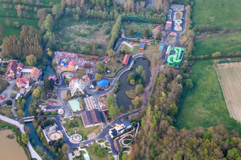Vue aérienne de Parc d'attractions Dennlys parc à Reclinghem à Dennebrœucq dans le département Pas de Calais, France