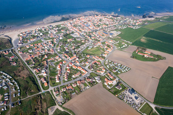 Vue aérienne de Centre du village sur la zone côtière du canal à Audresselles dans le département Pas de Calais, France