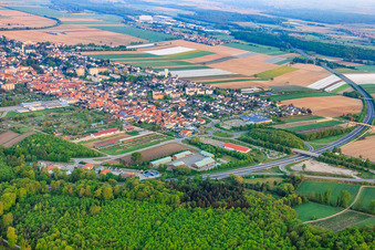 Vue aérienne de Vue de la ville depuis le sud-est avec la sortie d'autoroute Kandel Mitte de l'A65 à Kandel dans le département Rhénanie-Palatinat, Allemagne