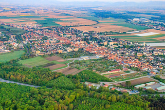 Vue aérienne de Vue de la ville depuis le sud-est avec la sortie d'autoroute Kandel Mitte de l'A65 à Kandel dans le département Rhénanie-Palatinat, Allemagne