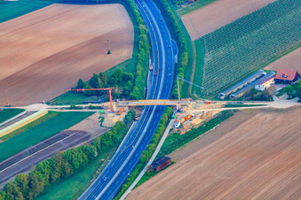 Rénovation d'un pont pour une piste agricole au-dessus de l'A65 à Kandel dans le département Rhénanie-Palatinat, Allemagne depuis l'avion