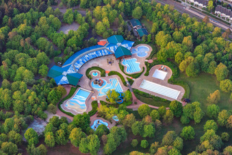 Vue aérienne de Piscines vides au parc balnéaire Wörth am Rhein à Wörth am Rhein dans le département Rhénanie-Palatinat, Allemagne