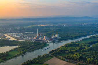 Vue aérienne de Chantier de construction pour l'extension de la centrale à vapeur du port du Rhin Karlsruhe d'EnBW Energie Baden-Württemberg AG à le quartier Daxlanden in Karlsruhe dans le département Bade-Wurtemberg, Allemagne