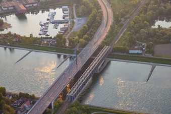 Vue aérienne de Ponts du Rhin à le quartier Knielingen in Karlsruhe dans le département Bade-Wurtemberg, Allemagne