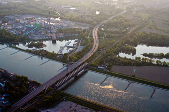 Vue aérienne de Itinéraire et voies le long du pont autoroutier - Pont du Rhin de la BAB A10 à le quartier Maximiliansau in Wörth am Rhein dans le département Rhénanie-Palatinat, Allemagne