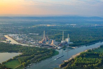 Vue aérienne de Chantier de construction pour l'extension de la centrale à vapeur du port du Rhin Karlsruhe d'EnBW Energie Baden-Württemberg AG à le quartier Daxlanden in Karlsruhe dans le département Bade-Wurtemberg, Allemagne