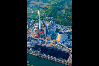 Chantier de construction pour l'extension de la centrale à vapeur du port du Rhin Karlsruhe d'EnBW Energie Baden-Württemberg AG à le quartier Daxlanden in Karlsruhe dans le département Bade-Wurtemberg, Allemagne d'en haut