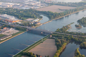 Vue aérienne de Pont du Rhin de Maxau à le quartier Maximiliansau in Wörth am Rhein dans le département Rhénanie-Palatinat, Allemagne