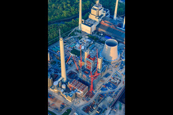 Chantier de construction pour l'extension de la centrale à vapeur du port du Rhin Karlsruhe d'EnBW Energie Baden-Württemberg AG à le quartier Daxlanden in Karlsruhe dans le département Bade-Wurtemberg, Allemagne du point de vue du drone