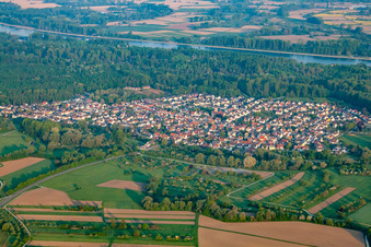Vue oblique de De l'est à le quartier Neuburgweier in Rheinstetten dans le département Bade-Wurtemberg, Allemagne