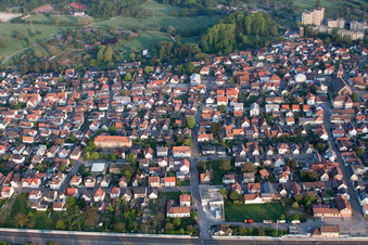 Vue aérienne de La Bahnhofstrasse supérieure vue de l'est à Durmersheim dans le département Bade-Wurtemberg, Allemagne
