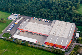 Photographie aérienne de Magasin de bricolage du siège de Hornbach dans la zone industrielle de Bornheim à Bornheim à le quartier Dreihof in Essingen dans le département Rhénanie-Palatinat, Allemagne