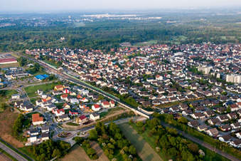 Vue oblique de Vue des rues et des maisons dans les quartiers résidentiels à Ötigheim dans le département Bade-Wurtemberg, Allemagne
