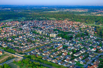 Vue aérienne de Vue de la ville depuis le nord-est à Ötigheim dans le département Bade-Wurtemberg, Allemagne