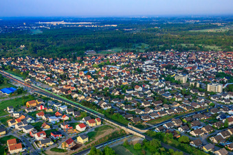 Vue aérienne de Vue de la ville depuis le nord-est à Ötigheim dans le département Bade-Wurtemberg, Allemagne