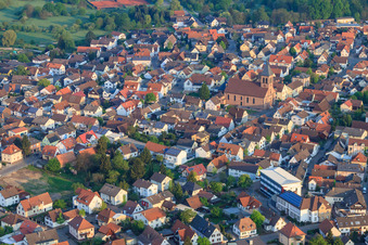 Vue aérienne de Église catholique « Saint-Michel » à Ötigheim dans le département Bade-Wurtemberg, Allemagne