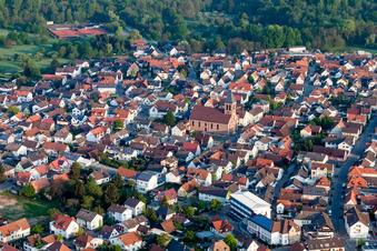 Vue aérienne de Bâtiment de l'église à Ötigheim dans le département Bade-Wurtemberg, Allemagne