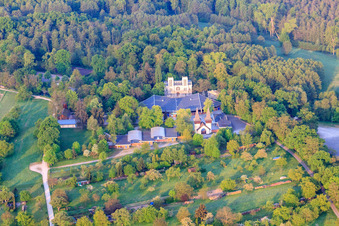 Vue aérienne de Théâtre en plein air de pièces folkloriques Ötigheim à Ötigheim dans le département Bade-Wurtemberg, Allemagne