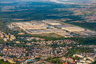Vue aérienne de Daimler du nord à le quartier Rheinau in Rastatt dans le département Bade-Wurtemberg, Allemagne