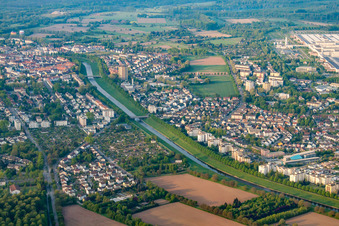 Vue aérienne de Bruferstraße et Murg à le quartier Rheinau in Rastatt dans le département Bade-Wurtemberg, Allemagne