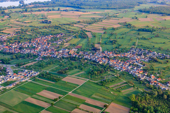 Vue aérienne de Vue du village dans les prairies du Rhin depuis le sud à Steinmauern dans le département Bade-Wurtemberg, Allemagne