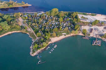 Vue aérienne de Caravanes et tentes - camping - et emplacement pour tentes au Canal de l'Or à Steinmauern dans le département Bade-Wurtemberg, Allemagne