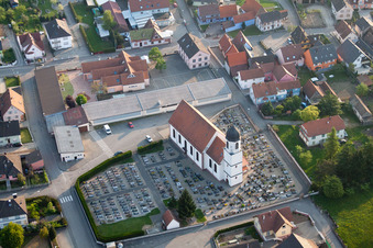 Vue aérienne de Église et cimetière à Mothern dans le département Bas Rhin, France