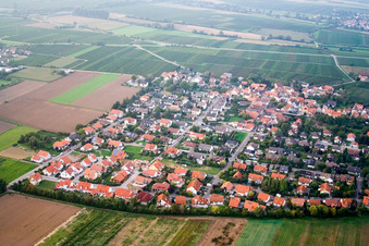 Vue oblique de Vue des rues et des maisons dans les quartiers résidentiels à Bornheim dans le département Rhénanie-Palatinat, Allemagne